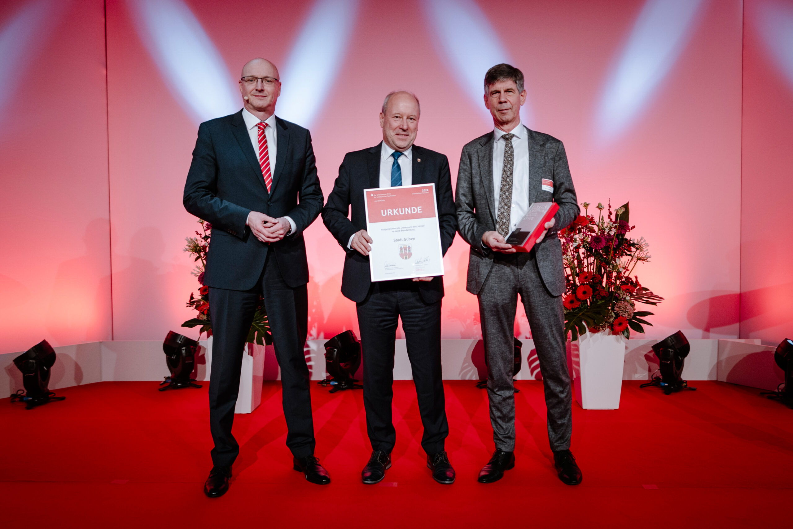 Unternehmer-Konvent des Ostdeutschen Sparkassenverbandes Gubens Bürgermeister Fred Mahro erhält die Auszeichnung als Kommune des Jahres von Ministerpräsident Diemat Woidke und dem Sparkassen-Verband.