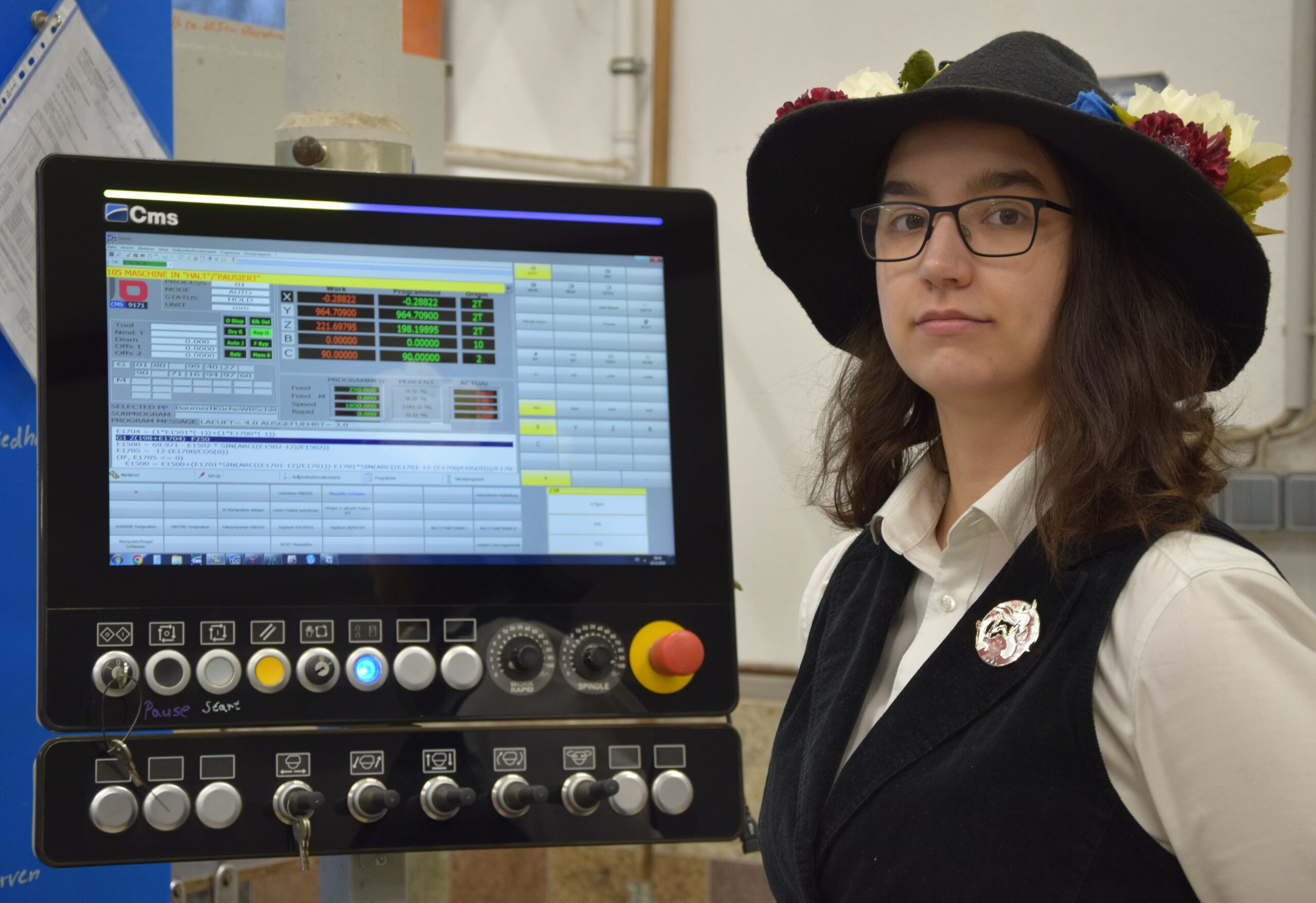 Leonie_Hunger_CNC_Technik HWK Eine Steinmetzin ist mit einem Hut und der Tracht zu sehen