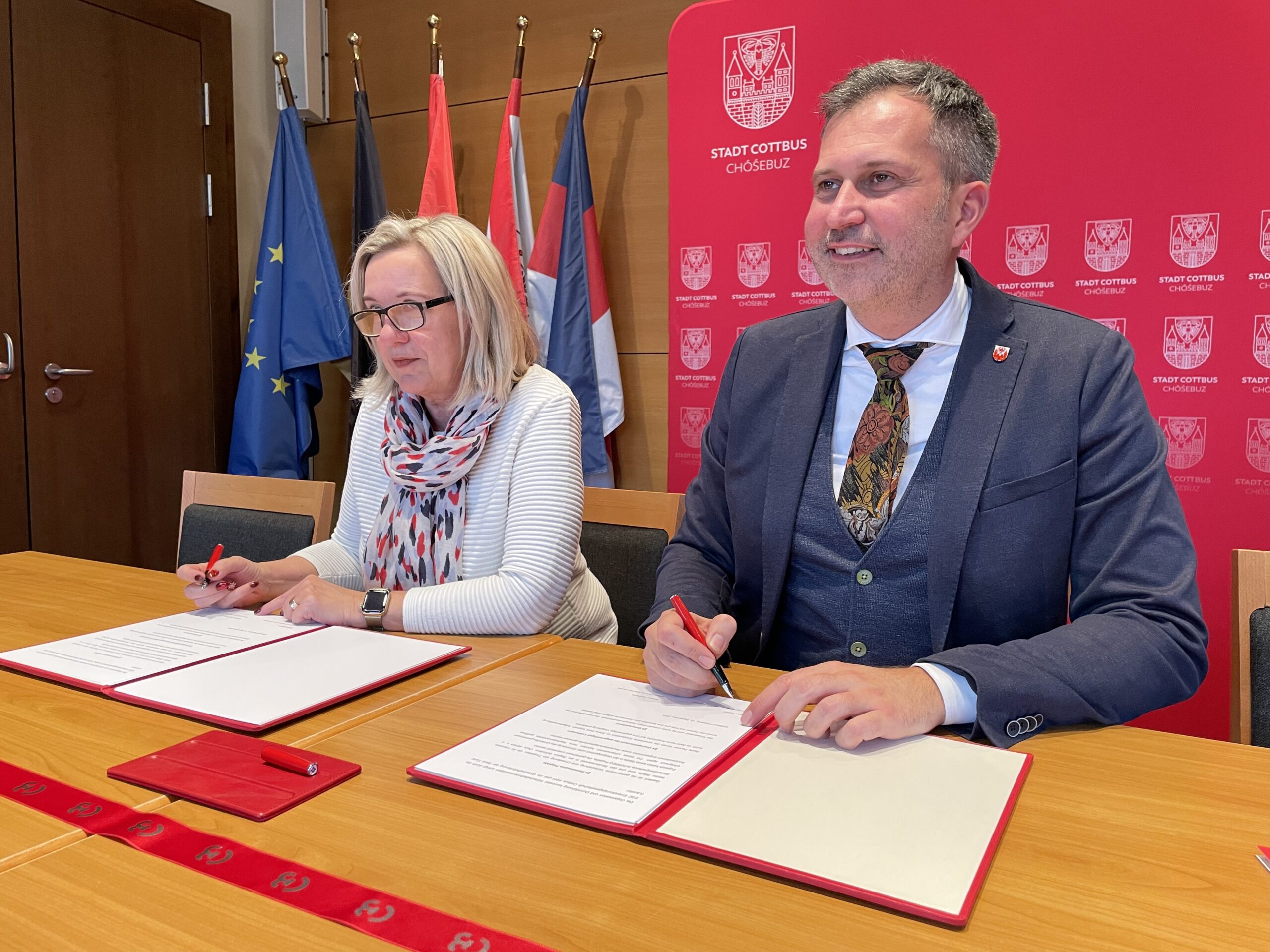 PM_Kooperation_CB_Forst_img_0959 Die Forster Bürgermeisterin und der Cottbuser Oberbürgermeister unterzeichnen einen Vertrag