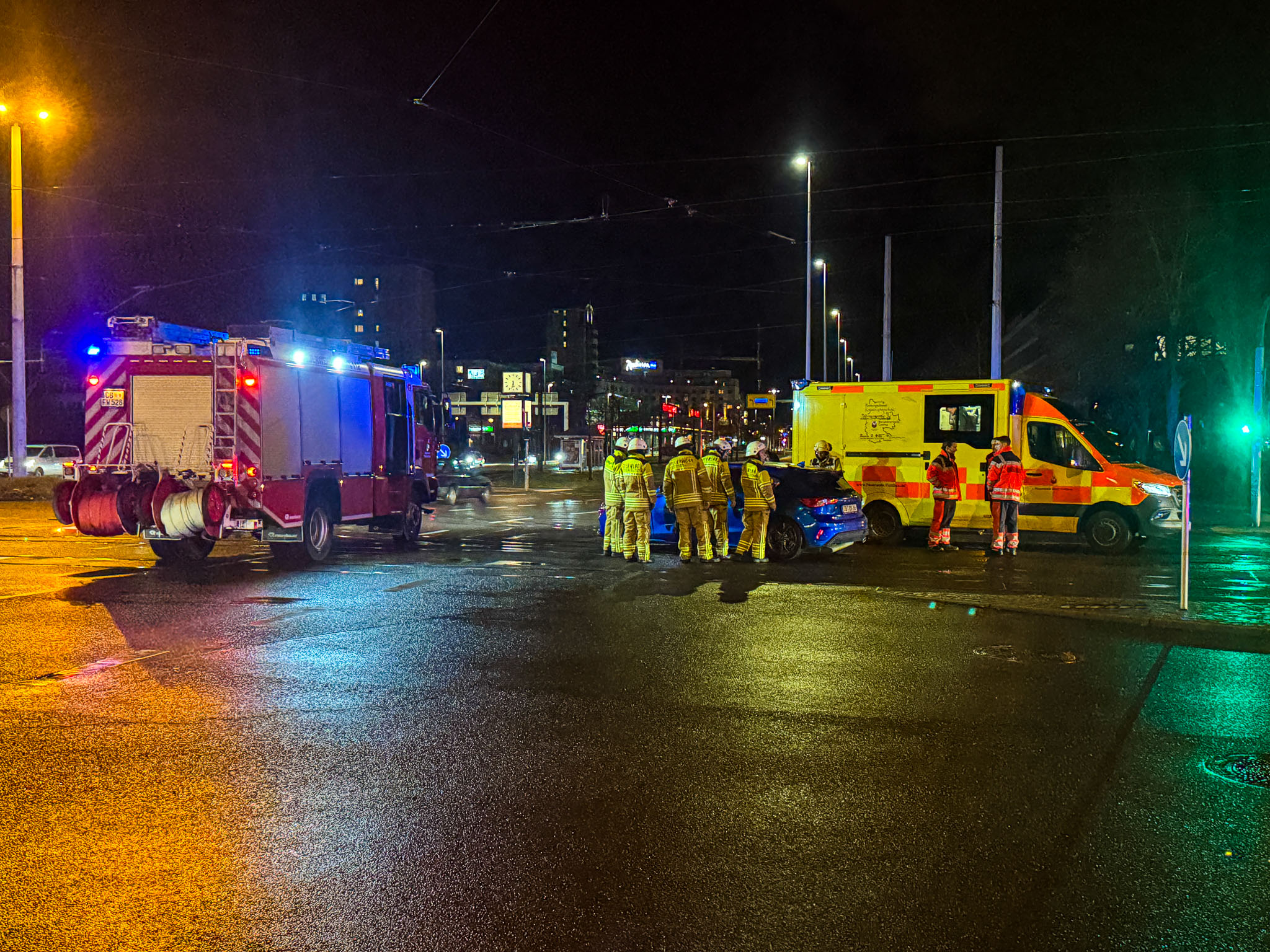 image00017 Das Foto zeigt die Rettungskräfte beim Unfall auf der Straße der Jugend Ecke Stadtring.