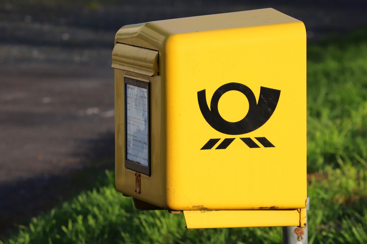 letter-box-7126374_1280 Briefkasten steht auf einer Freifläche