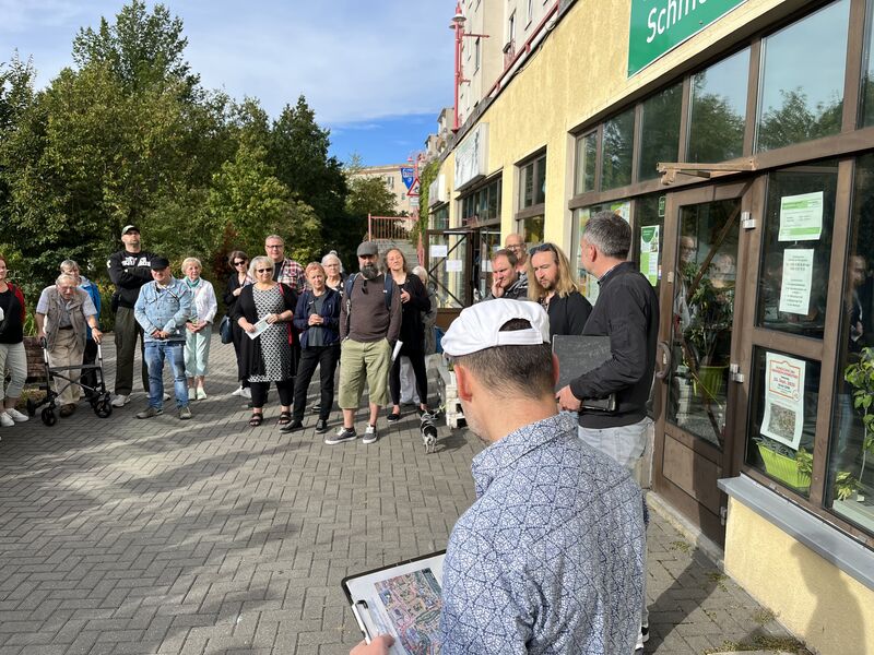 popup Menschen stehen im Stadtteil Schmellwitz