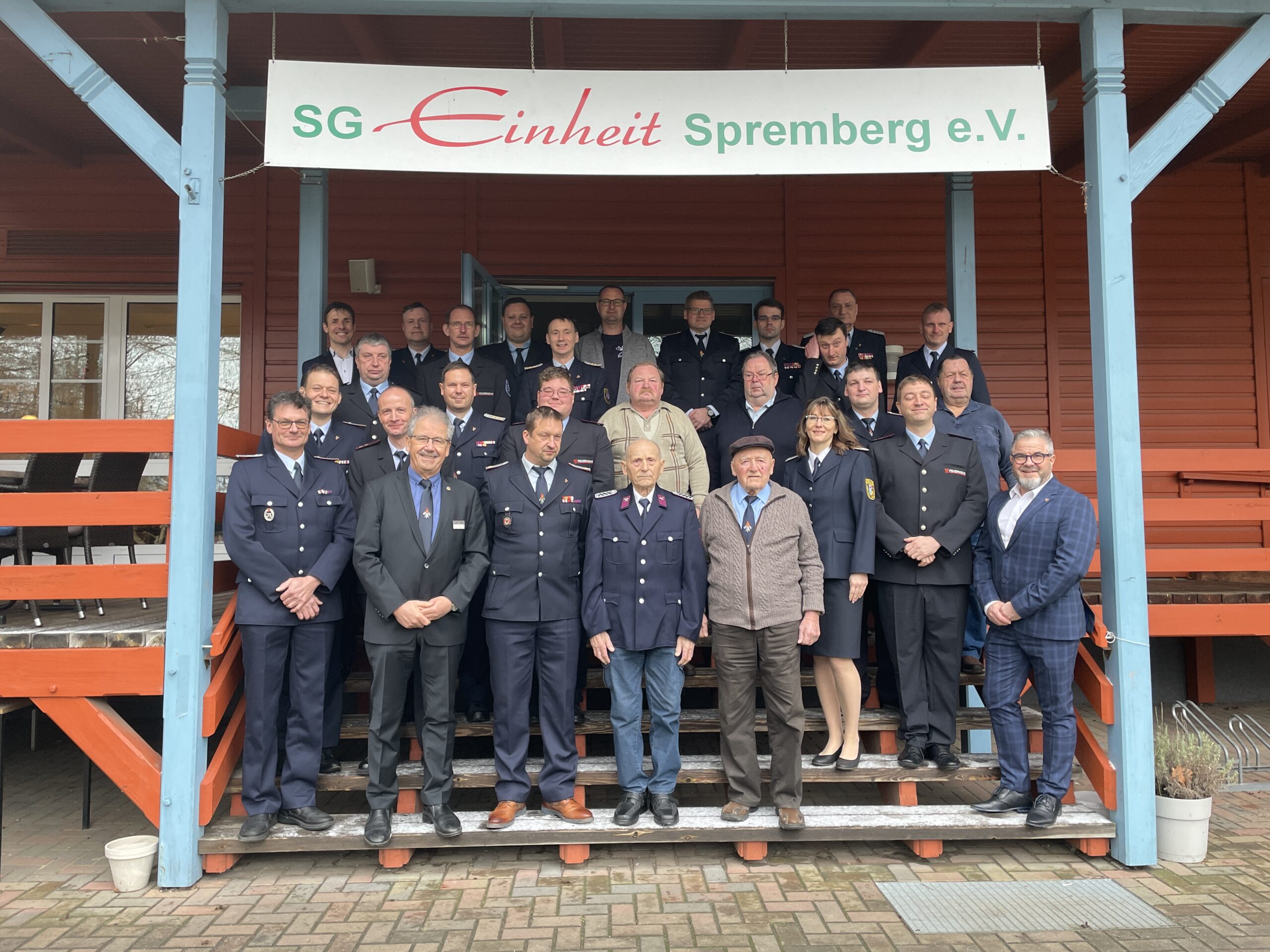 1101_FFW Gruppenfoto Feuerwehr Feuerwehrmänner stehen nebeneinadner und werden geehrt