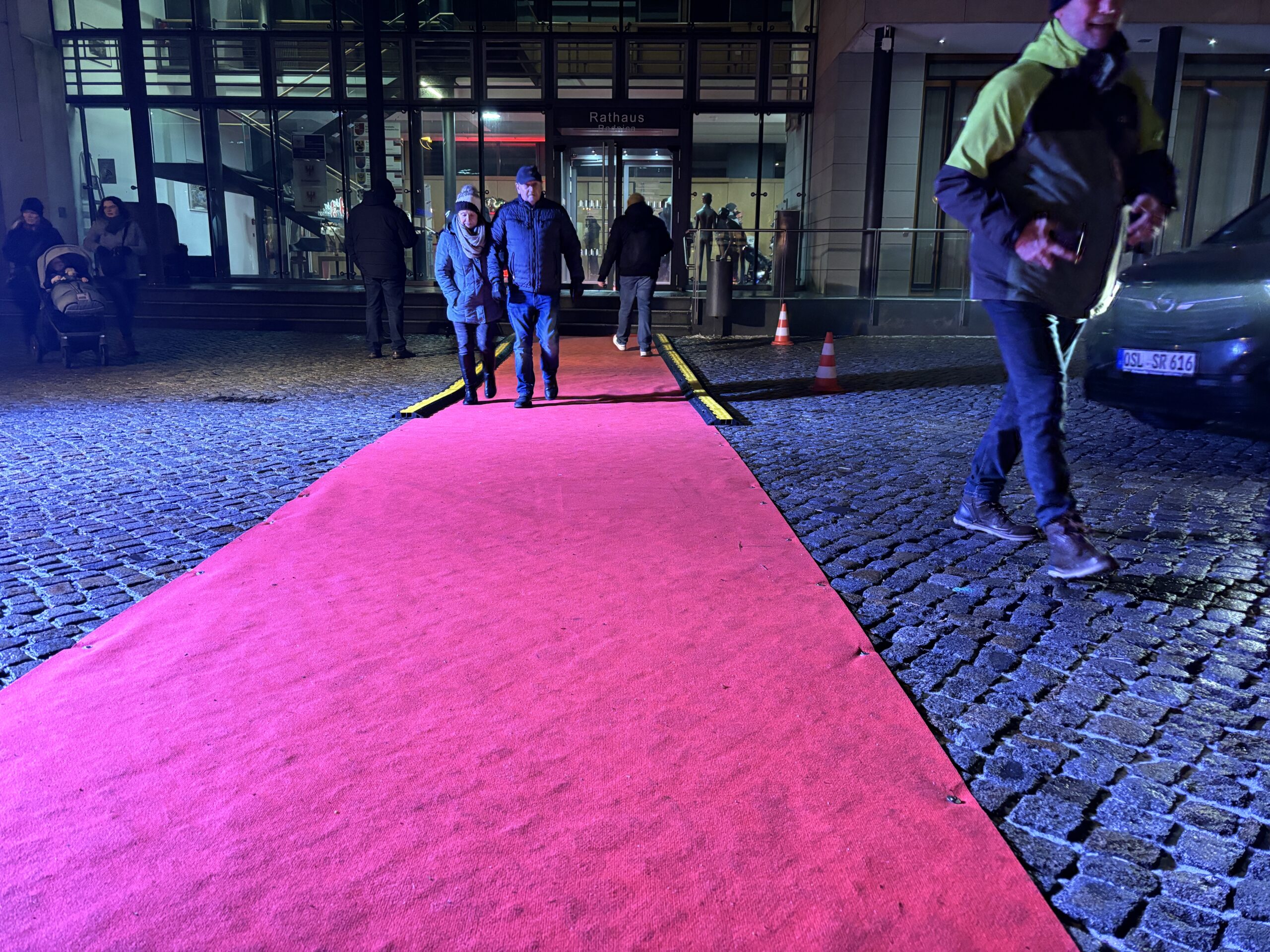 24-01-12 17-30-50 0086 Ein roter Teppich liegt vor dem Rathaus in Senftenberg