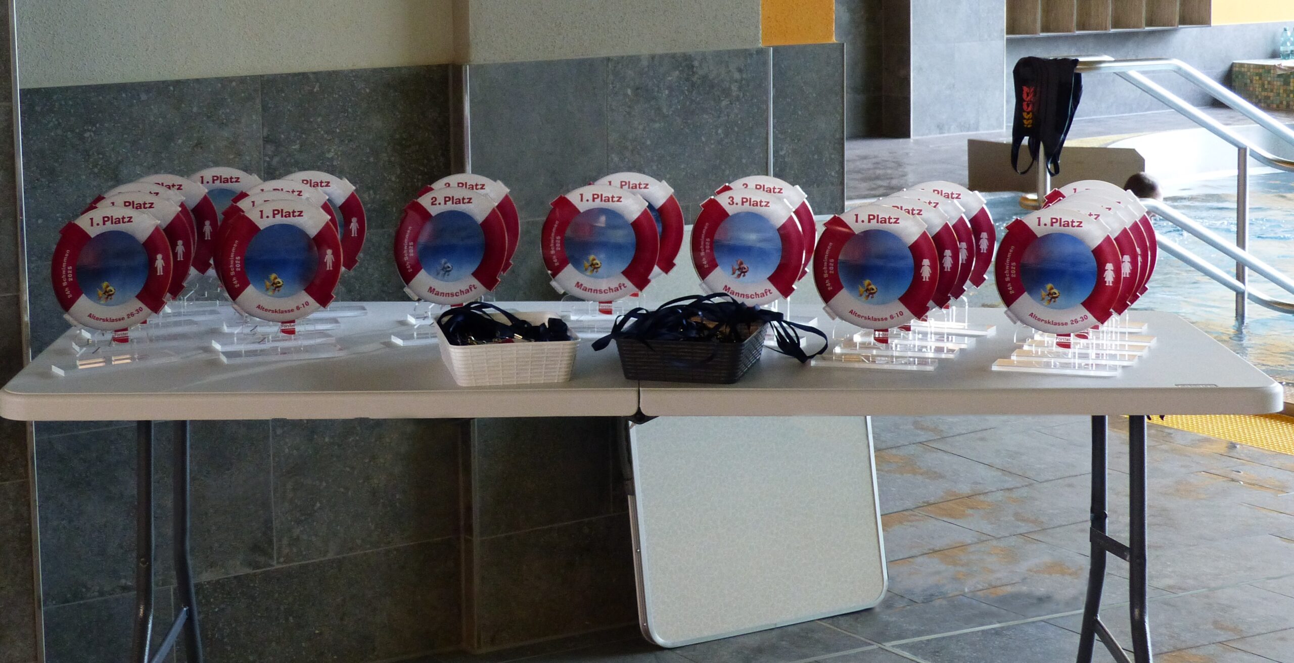 24 Studnen Schwimmen Pokale stehen auf dem Tisch