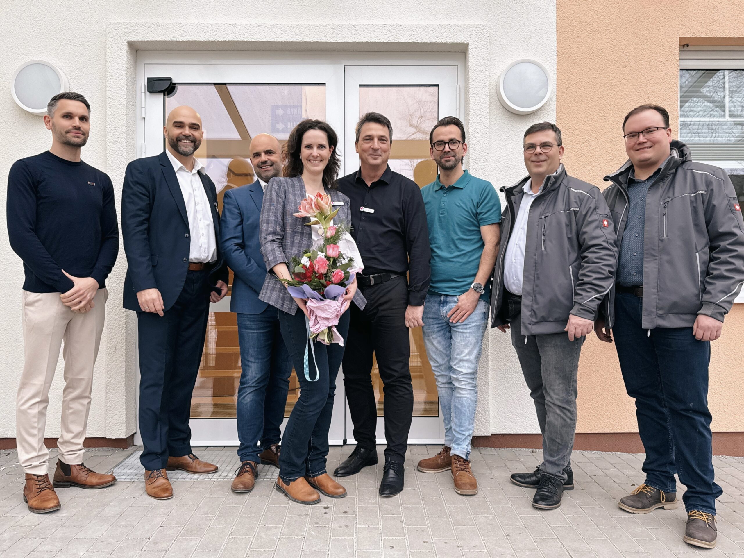 Menschen stehen nebeneinander und eröffnen das neue MVZ