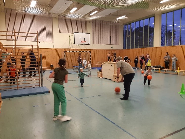 PM_Winterspielplatz_Schmellwitz Kinder spielen in der Turnhalle