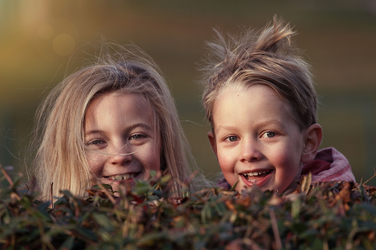 children-1879907_1280 Ein Mädchen und ein Junge lachen