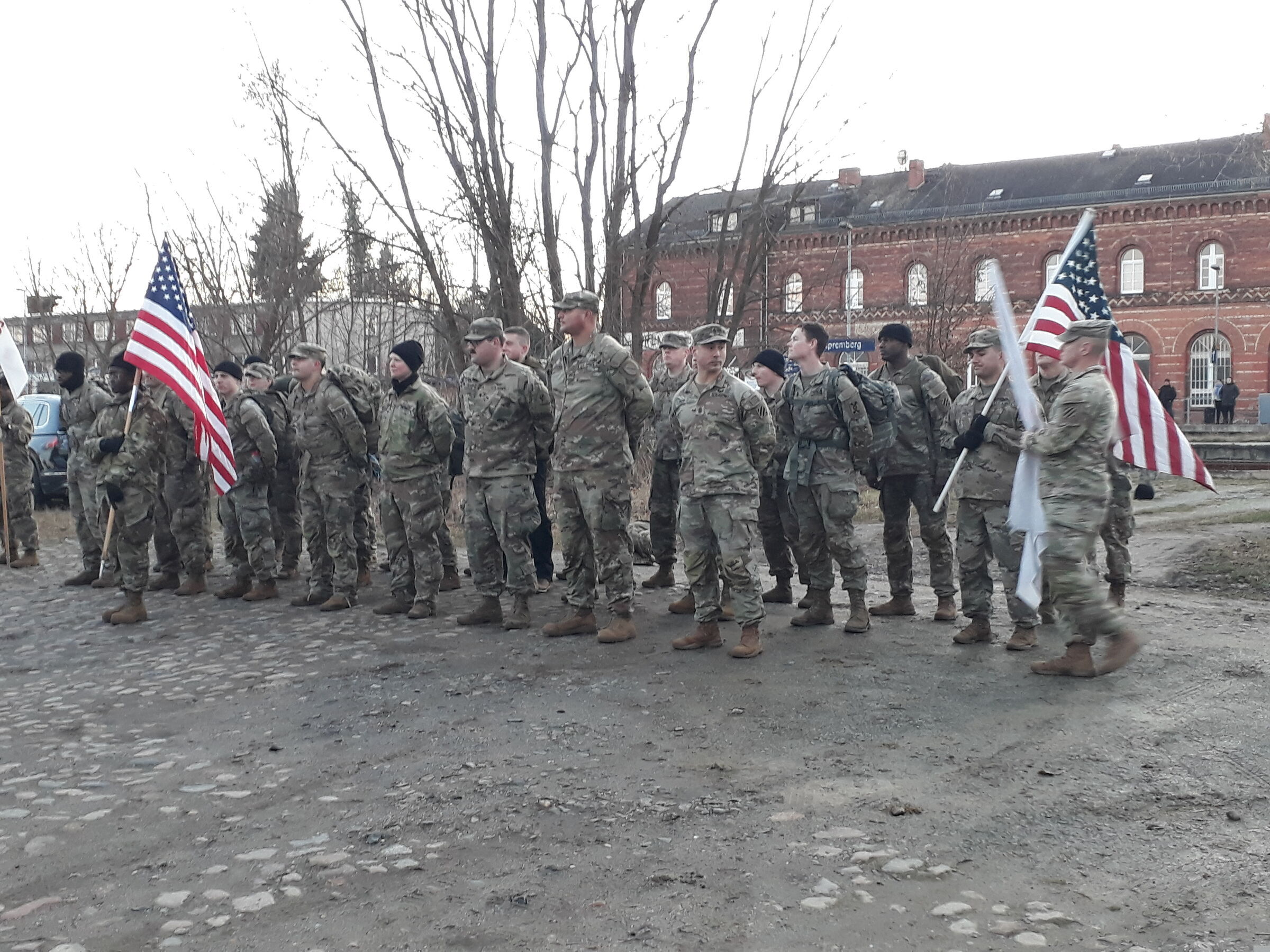 ex_long_2 (c)stadt spremberg Soldaten, die am EX LONG MARCH in Spremberg teilnehmen, erinnern an den 2. Weltkrieg.