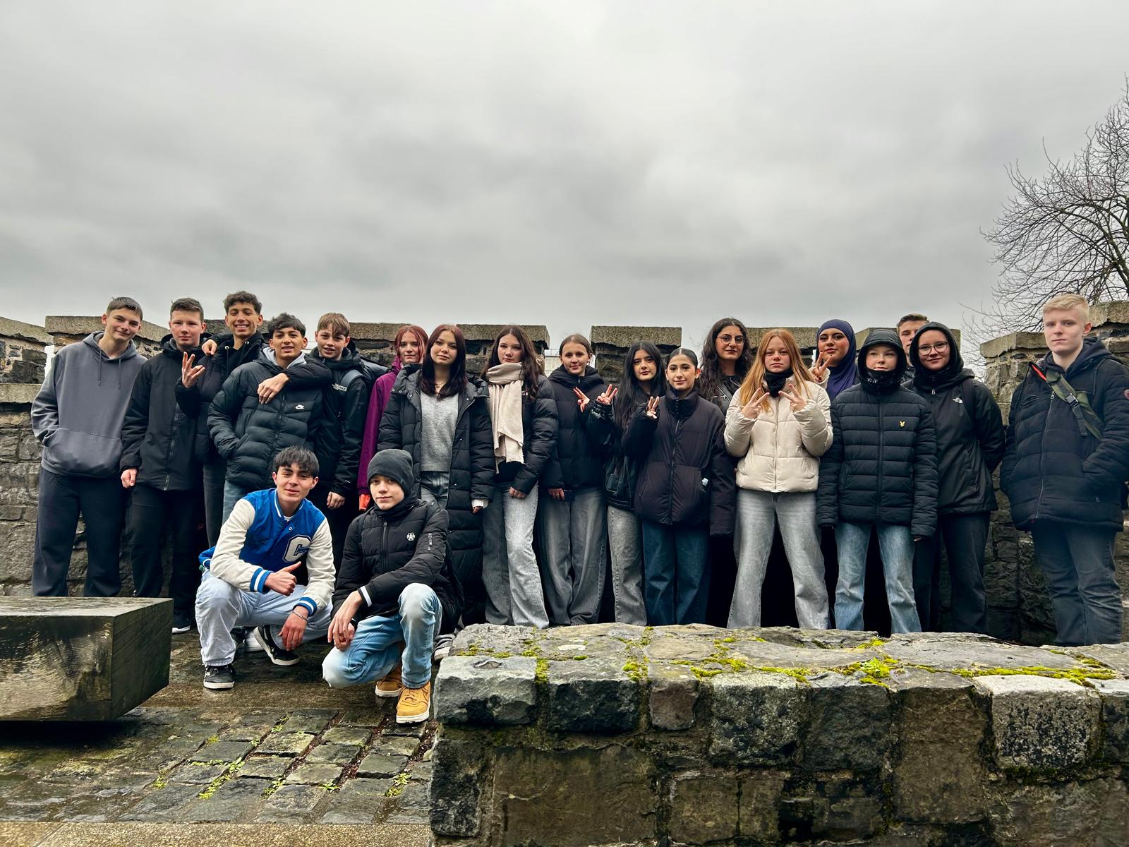 29a535d4-28cd-4c33-a4f2-b139e797d363 Jugendliche stehen in Irland
