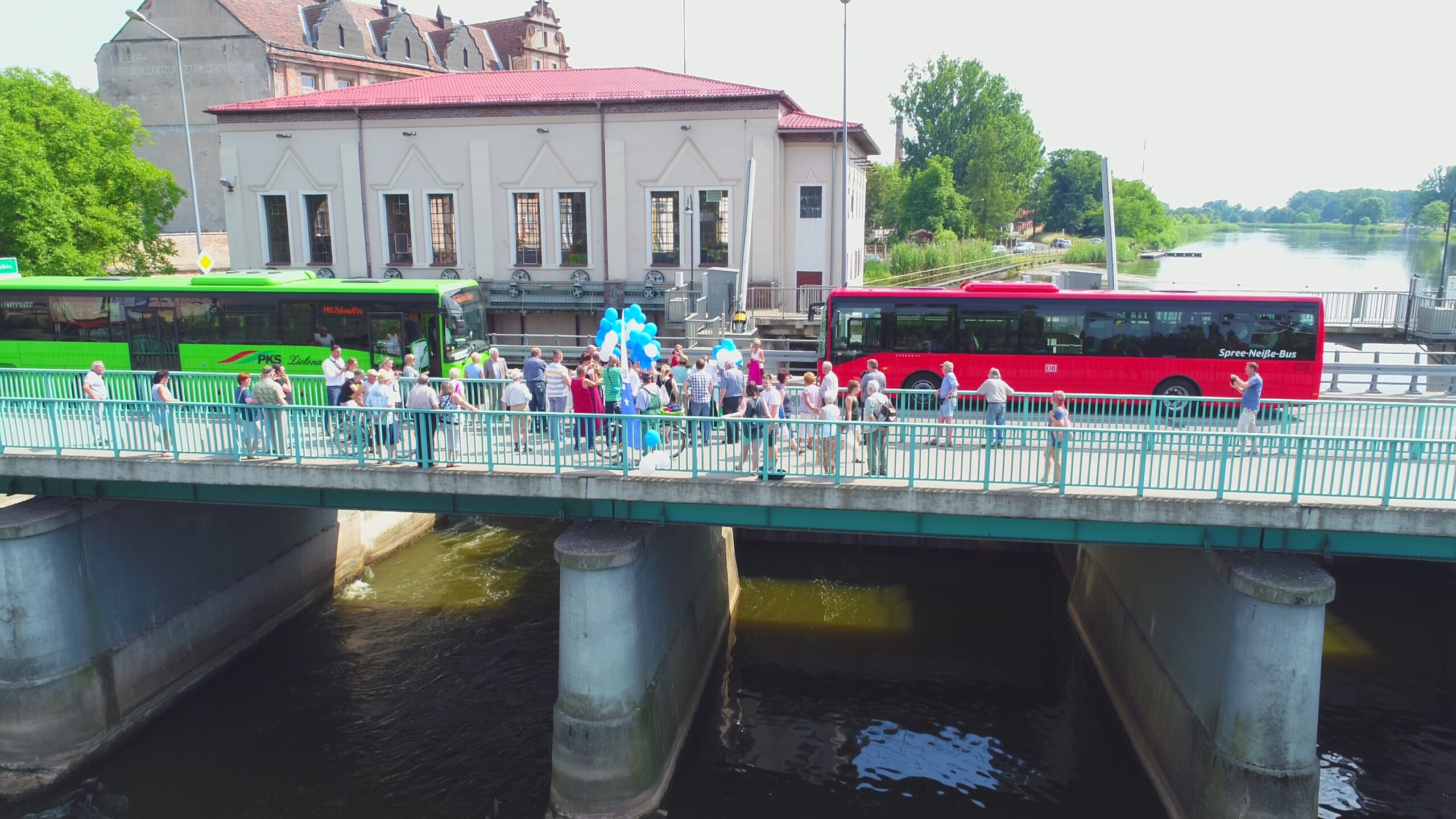 ein grüner und ein roter Bus stehen auf der Brücke