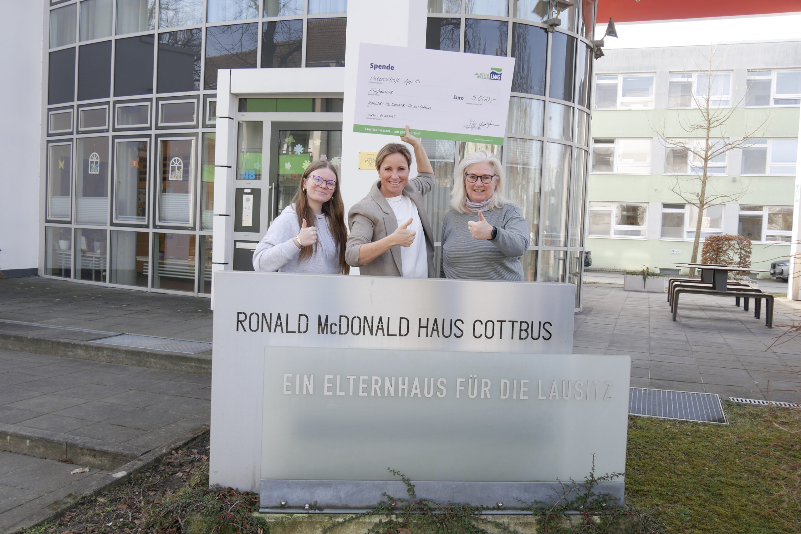 20250328_Patenschaft-Elternhaus-RonaldMcDonald-Bild Drei Frauen stehen vor dem Ronald MC Donald Haus Cottbus