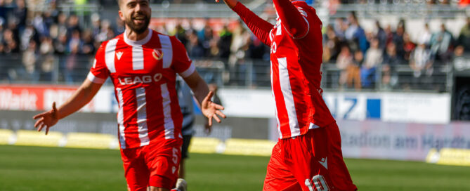 Cigerci jubelt beim Spiel von Energie Cottbus gegen Sandhausen.