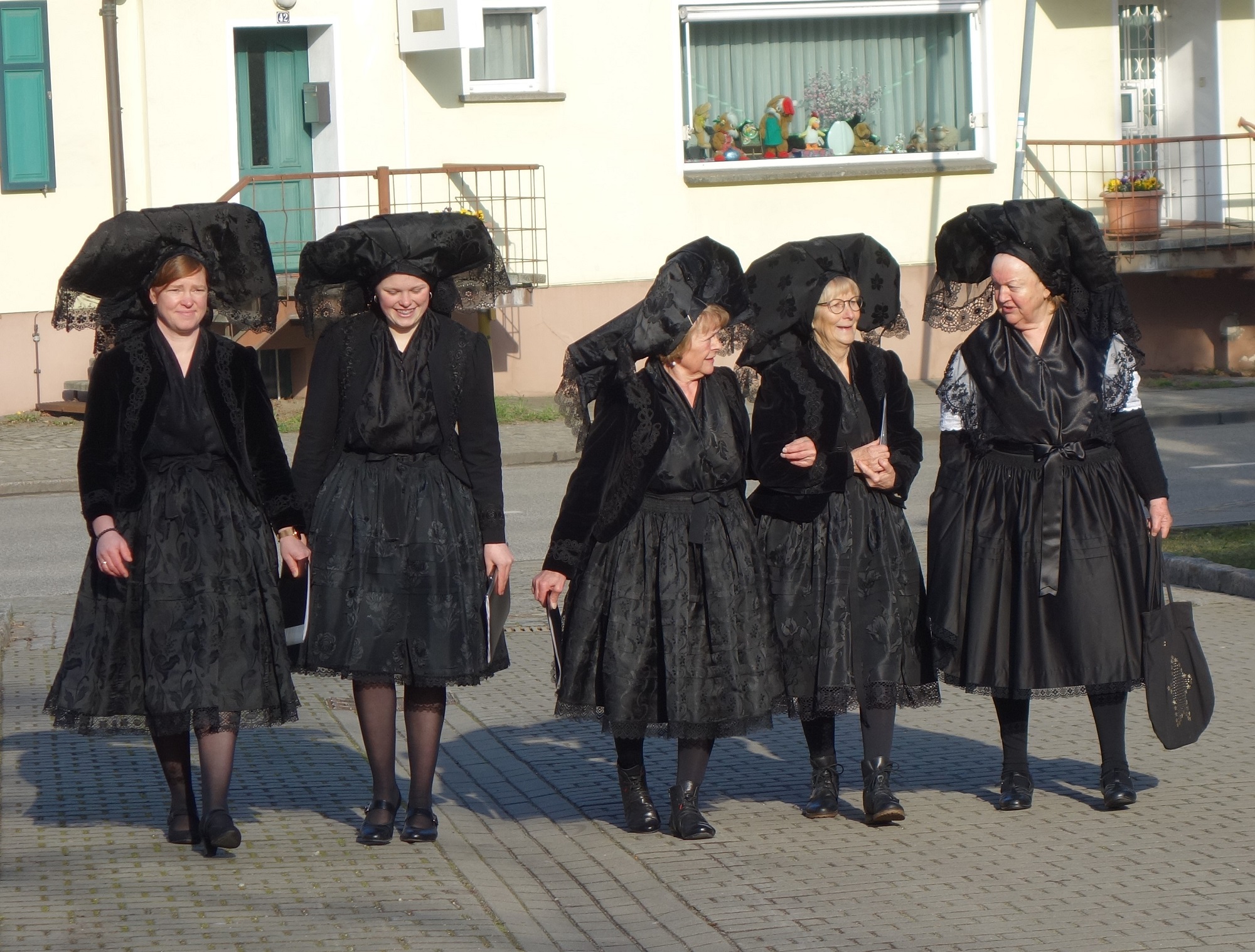 25_Ostern_Kirchgang in Burg