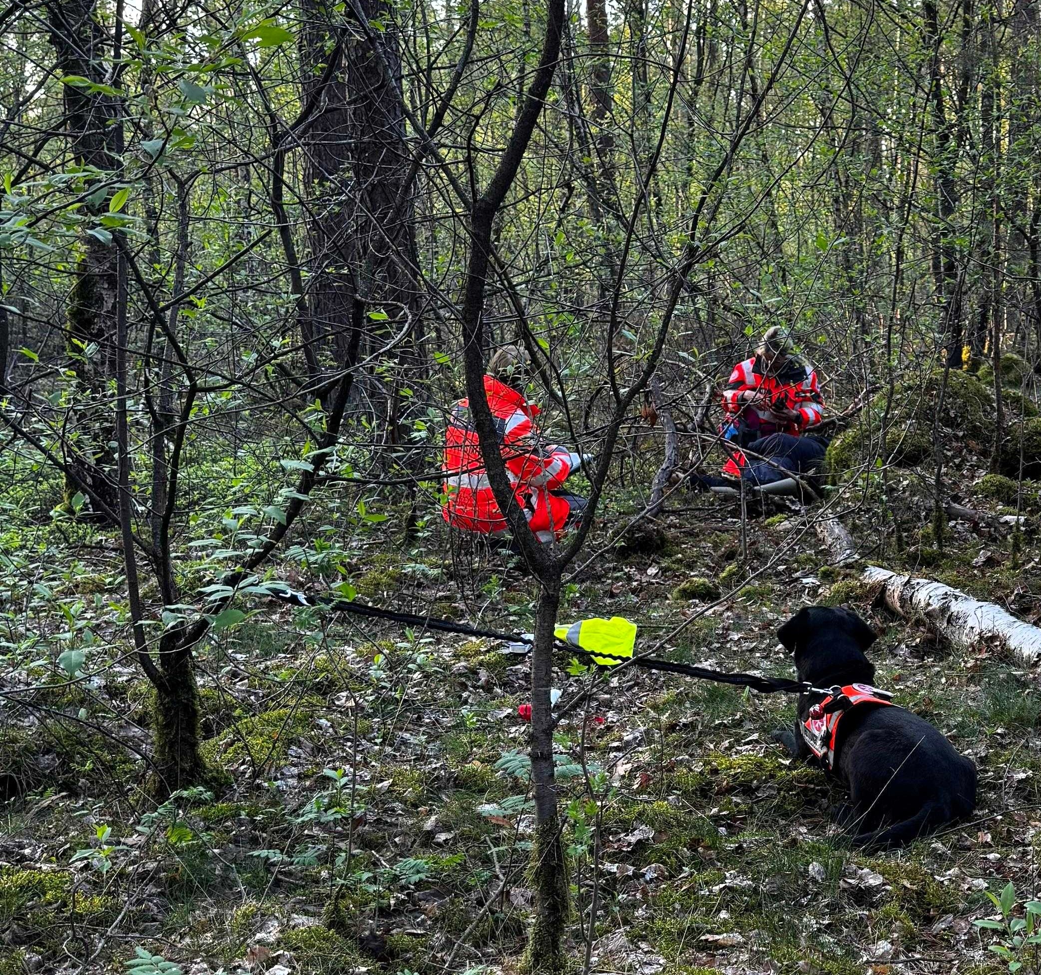 2025-04-22 Janine und Nala bei der Prüfung Janine und die Labrador-Hündin Nala bei der Prüfung zur Rettungshundestaffel.