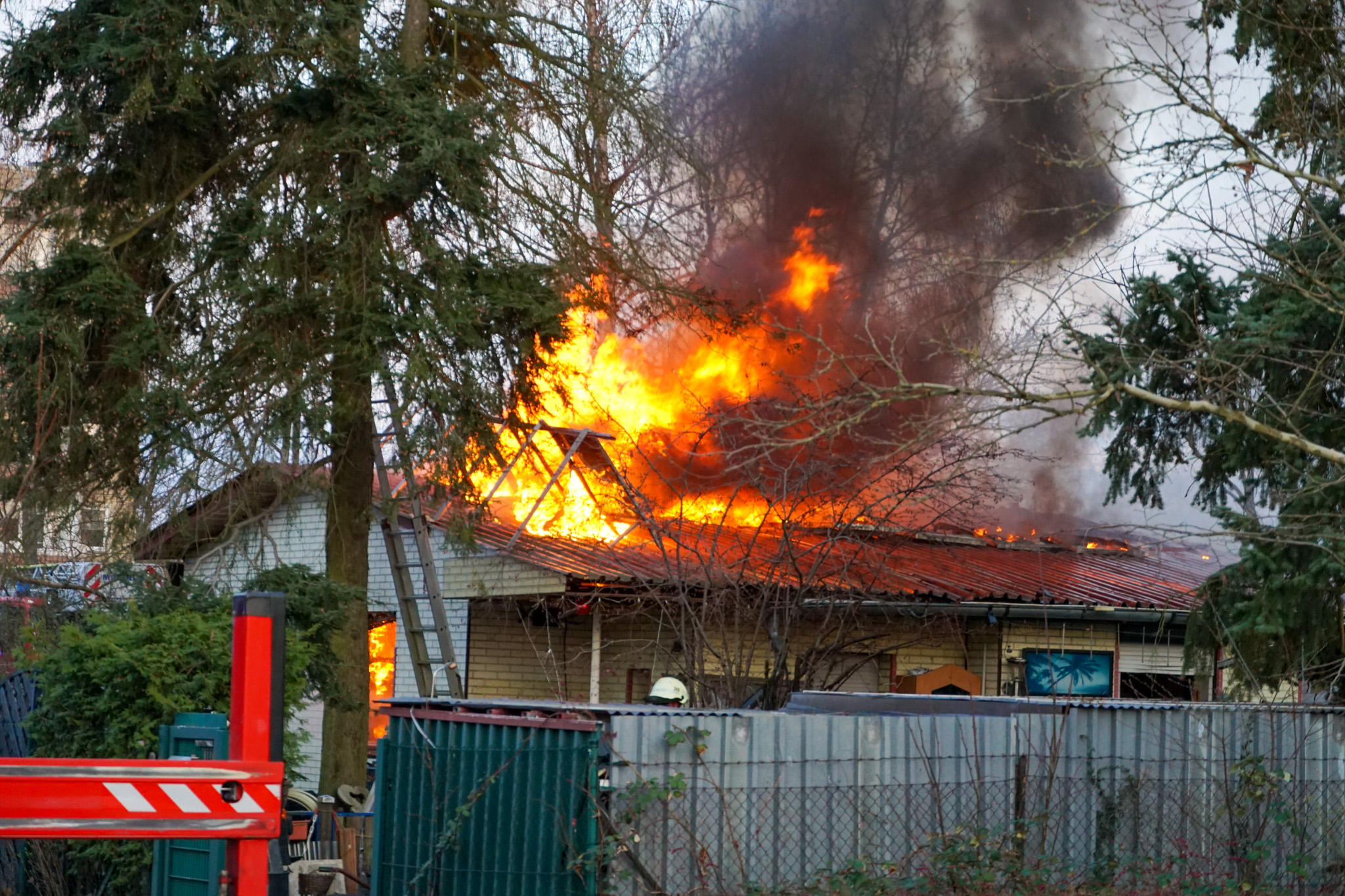 20250401_Brabd_Cottbus-06 Haus. Dach steht in Flammen