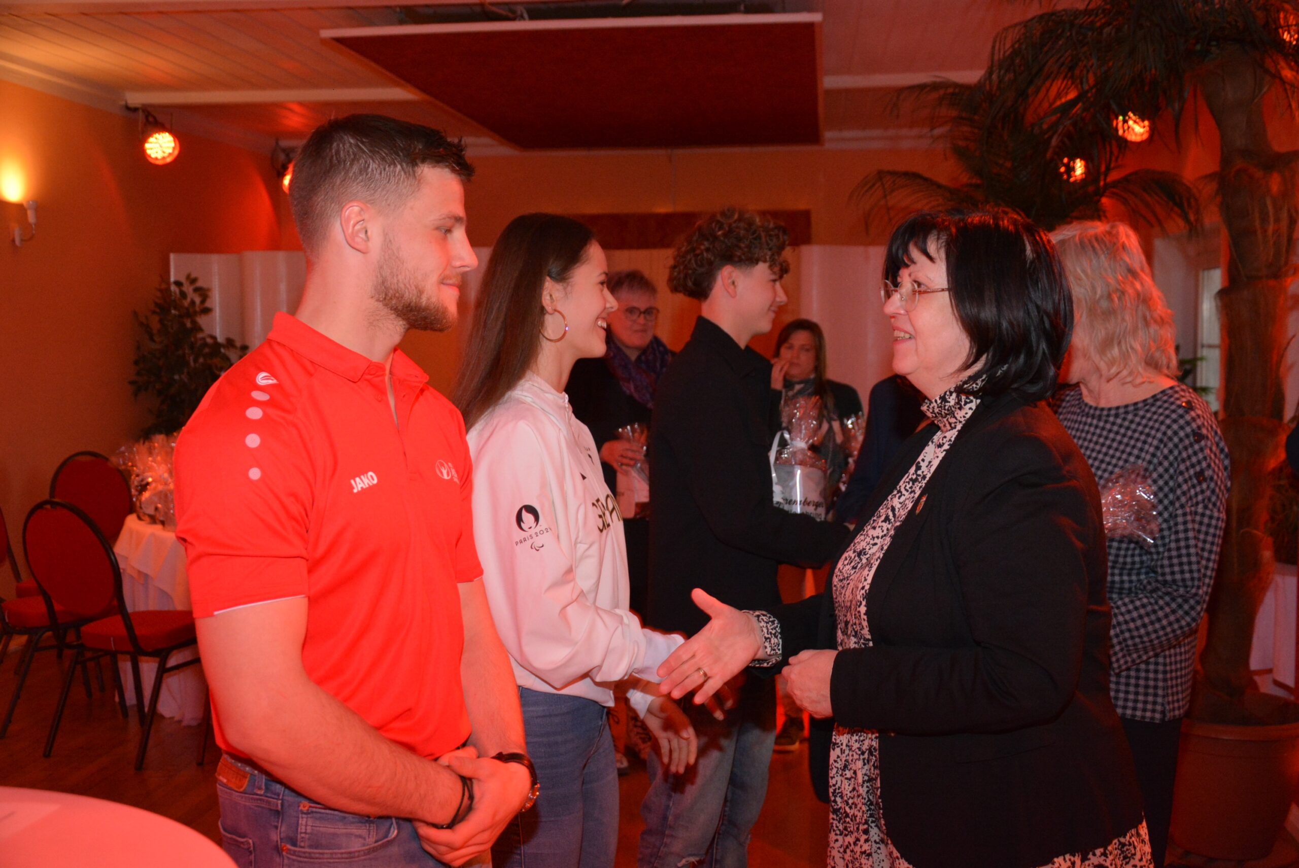 2803_Sportler1 Sprembergs Bürgermeisterin schüttlet die Hände von einem Sportler