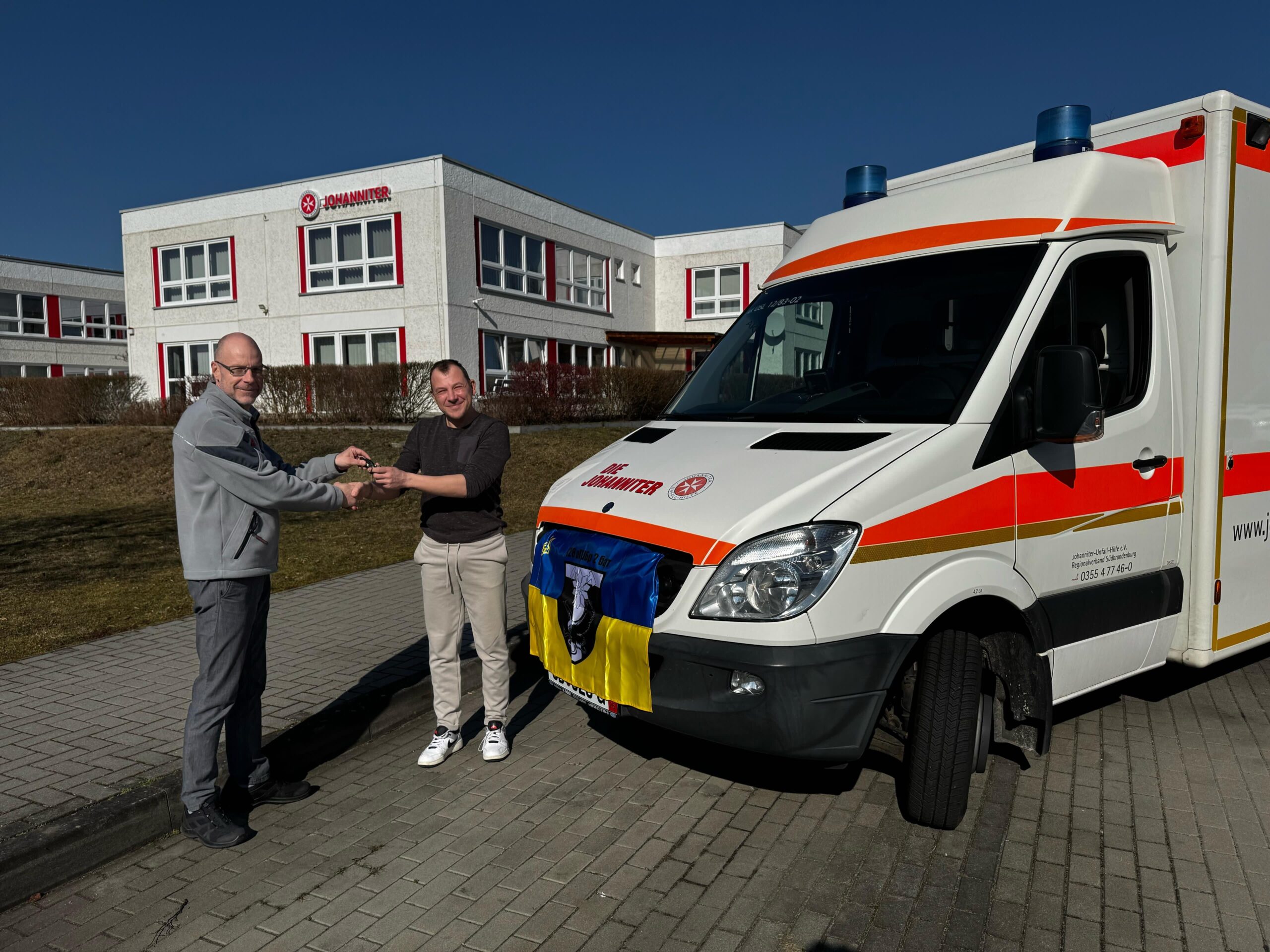Johanniter spenden Rettungswagen Bild 1 Auf dem Bild ist ein Rettunsgwagen zu sehen.