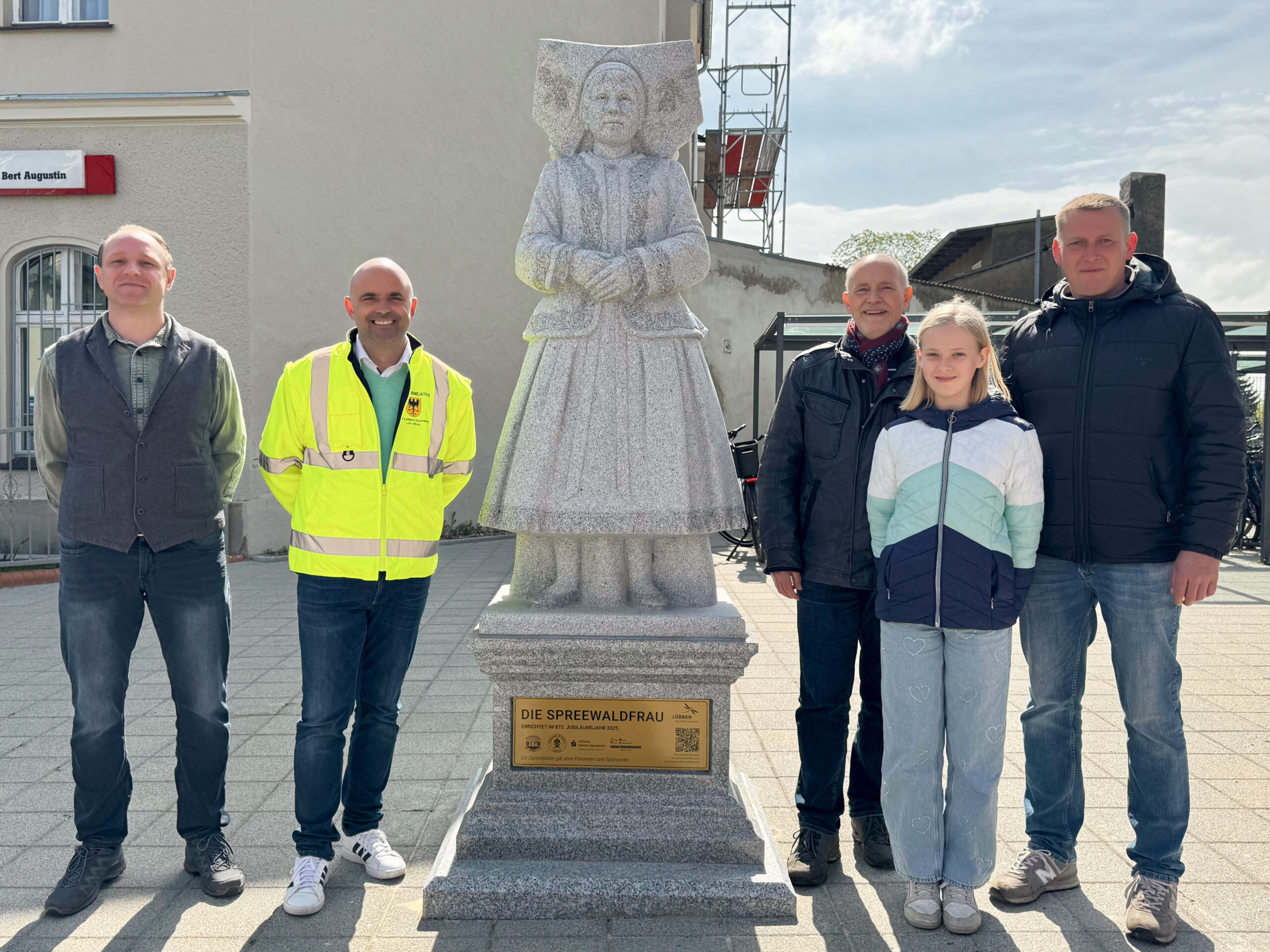 L25_Presse_Foto_Spreewaldfrau_Einweihung_4_StadtLübben_B. Möbes Eine Statur steht auf dem Lübbener Bahnhofsvorplatz