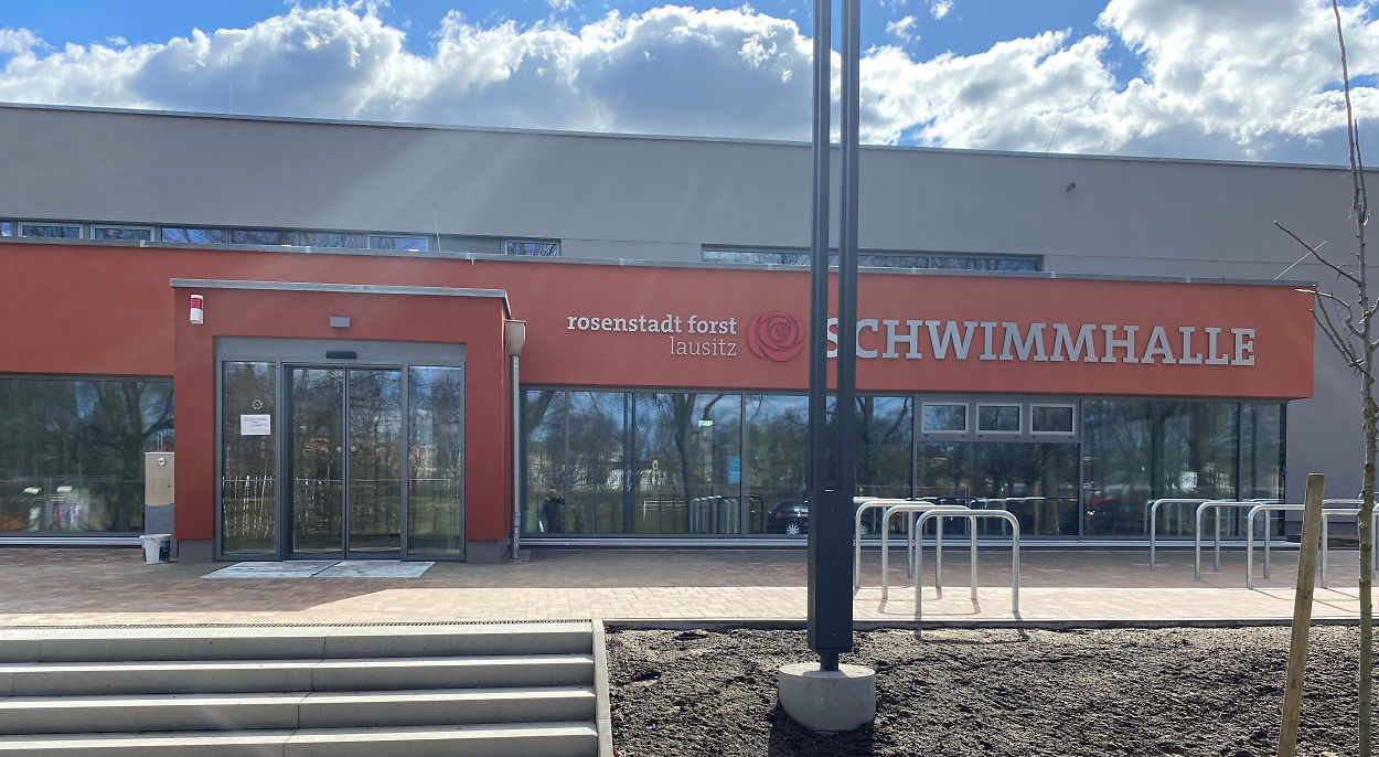 2021 SH Außen 3.jpg.98064 (1) Außenaufnahme der Schwimmhalle Forst