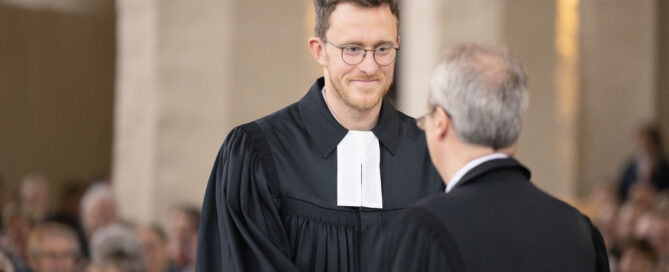 Pfarrer wird in der Kirche eingeweiht