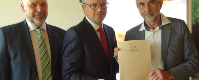 Übergabe eines Zertifikats