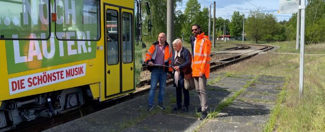 Straßenbahn steht an einer Haltestelle