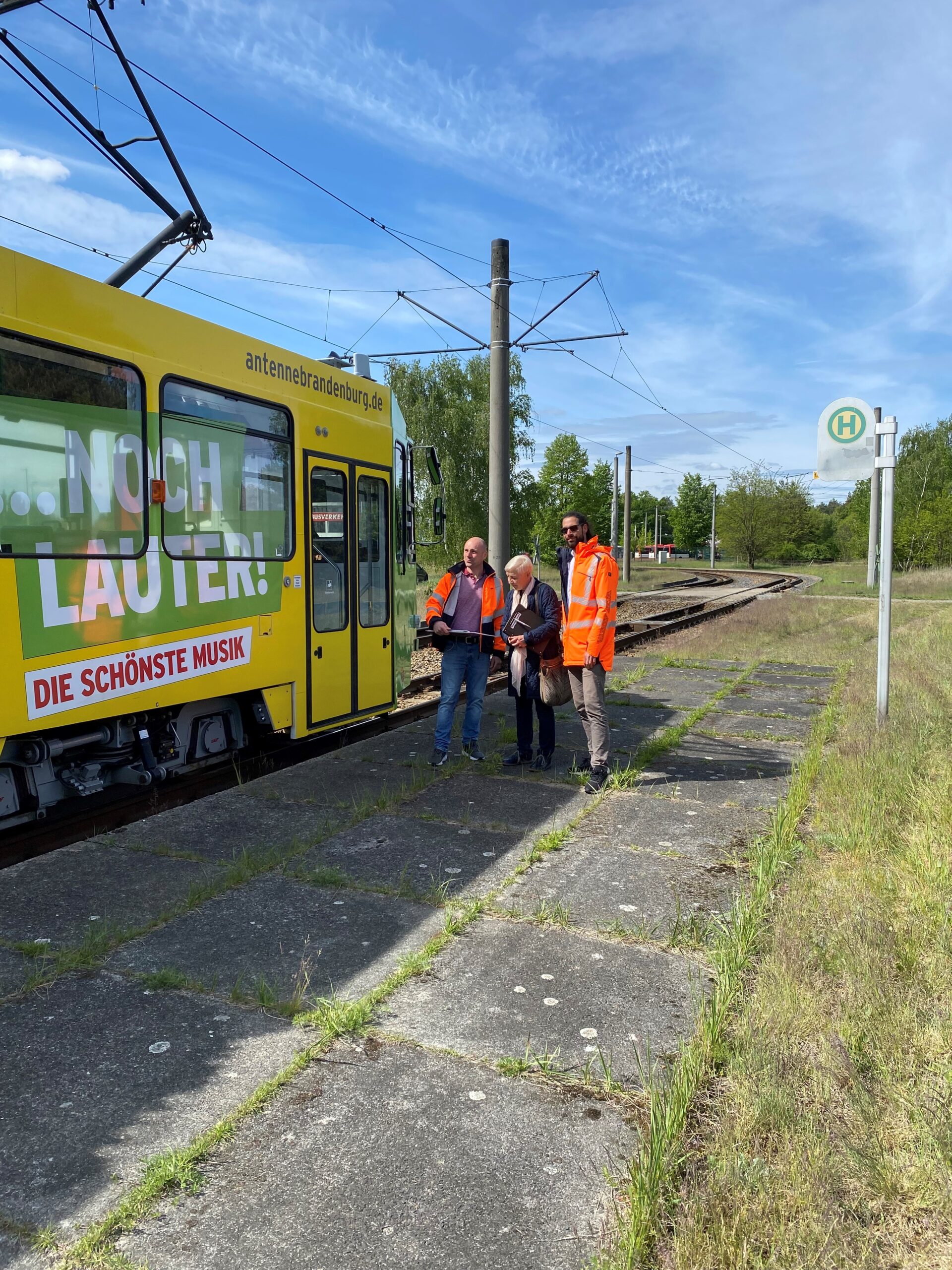 CV1 Straßenbahn steht an einer Haltestelle