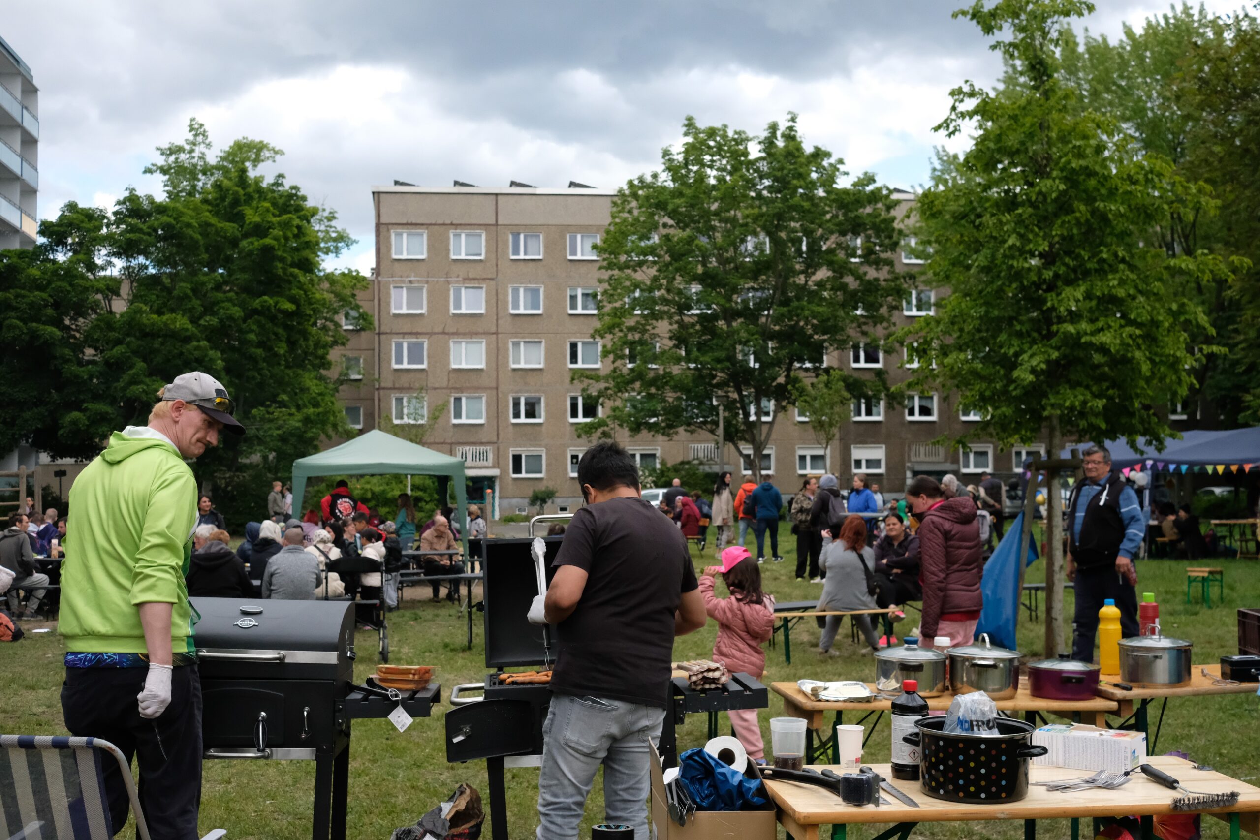 DSCF5100 Menschen sitzen im Hof und grillen