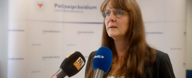 Innenministerin Katrin Lange bei einem interview