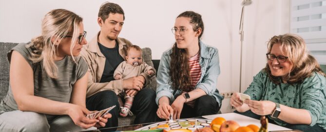 Glückliche Menschen sitzen auf der Coauch im Wohnzimmer