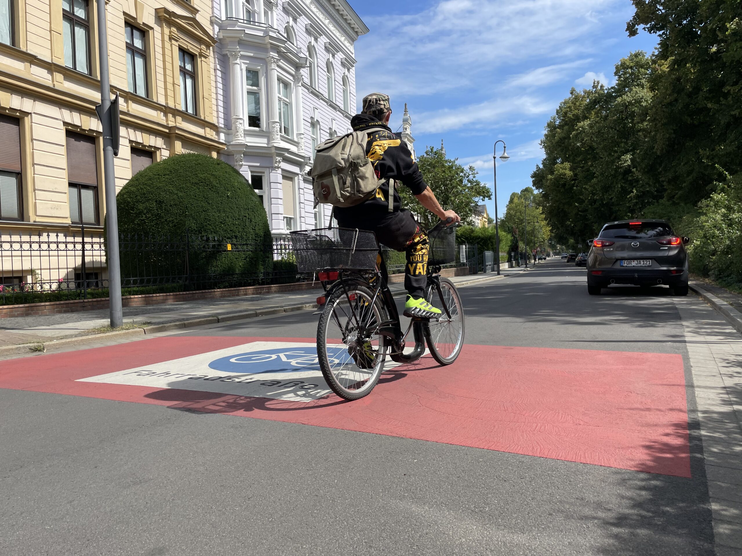a1489fe97df9b7cb37d4793deb4524662adbd0016c8e86cb87a78495b31fd48c-scaled Radfahrer auf der Straße