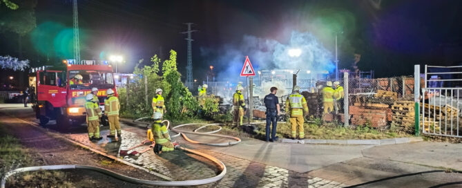 Feuerwehr löscht einen Brand