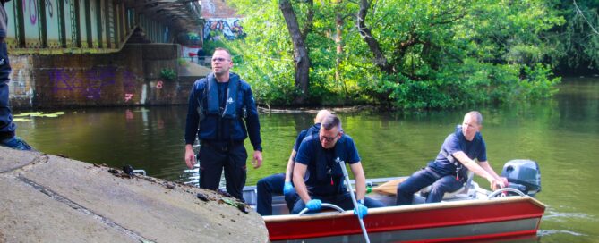 Ein Rettungsboot ist auf der Spree
