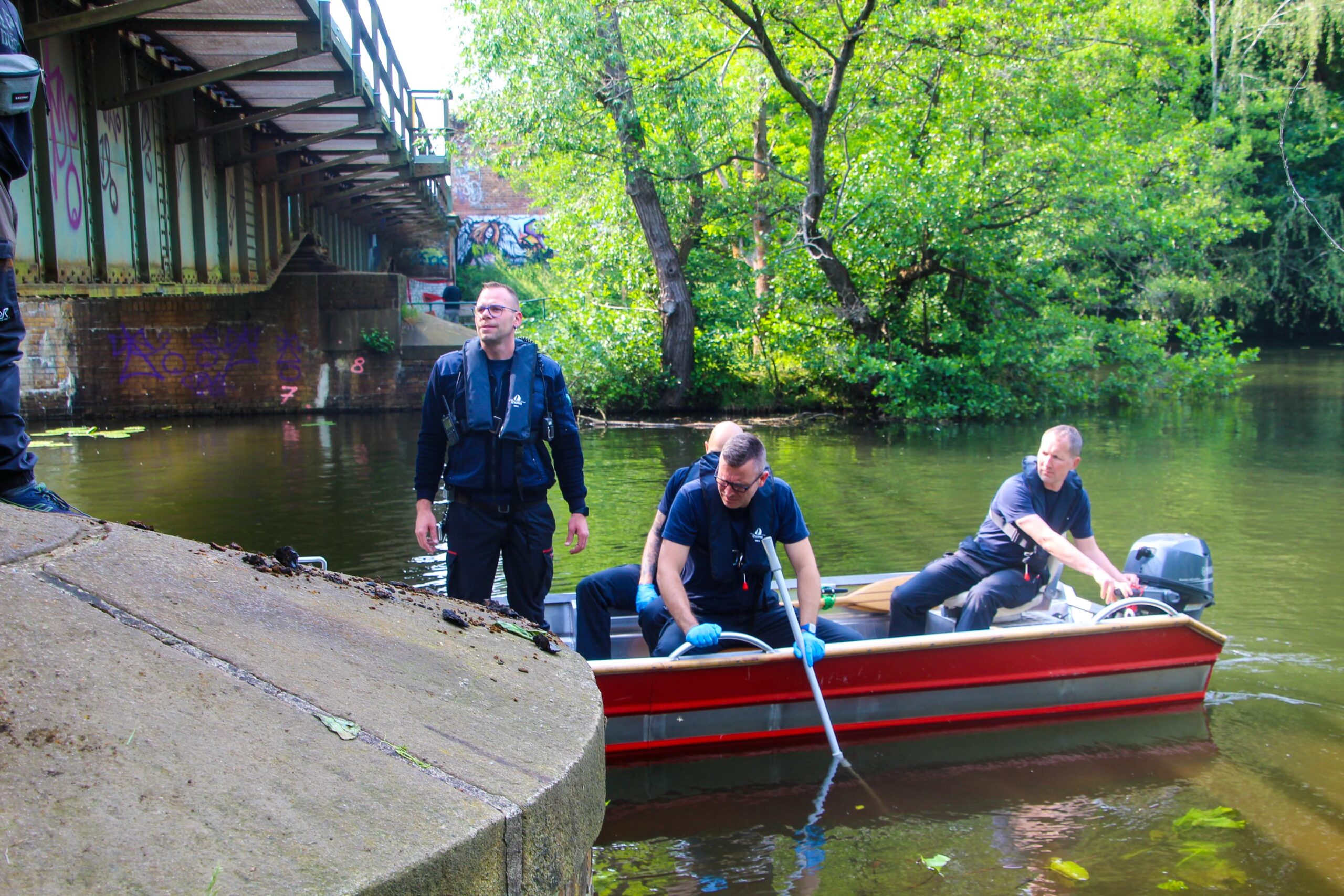 2025-06-09_CBMagnetfischerFeuerwehreinsatz-13 Ein Rettungsboot ist auf der Spree