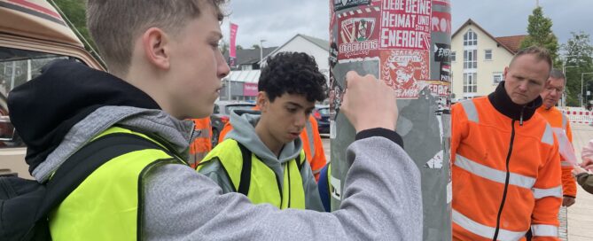 Schüler kleben Aufkleber ab