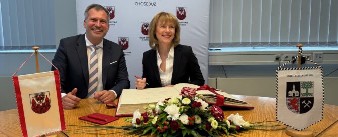 Gelsenkirchens Oberbürgermeisterin trägt sich in das Goldene Buch von Cottbus ein