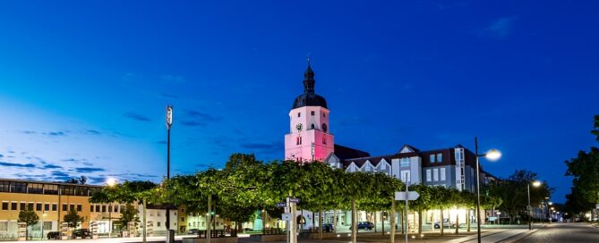Das Foto zeigt den Marktplatz von Lübben ohne Straßenbeleuchtung in der Abenddämmerung.