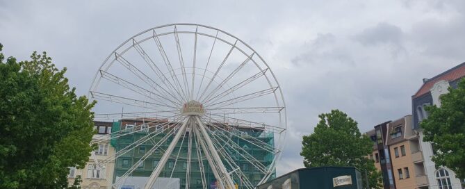 Auf dem Bild ist ein Riesenrad zu sehen
