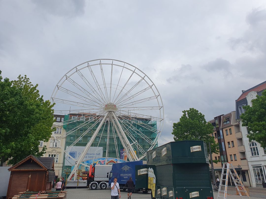 Stadtfest Auf dem Bild ist ein Riesenrad zu sehen