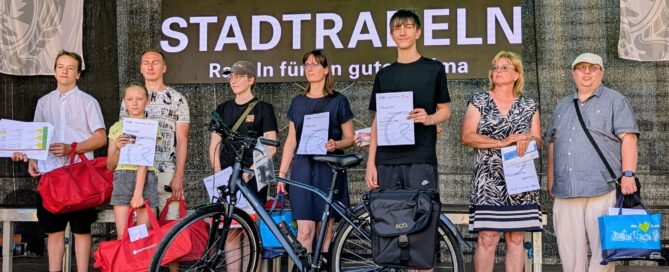 Das Foto zeigt die Sieger des Stadtradelns 2025 bei ihrer Ehrung auf dem Stadtfest Cottbus.