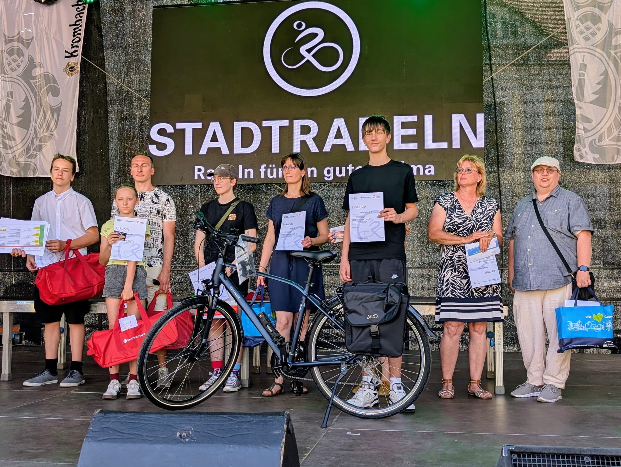 Stadtradeln Das Foto zeigt die Sieger des Stadtradelns 2025 bei ihrer Ehrung auf dem Stadtfest Cottbus.