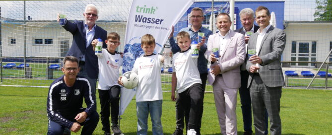 Die LWG übergibt einen Wasserspender an den VfB Krieschow.