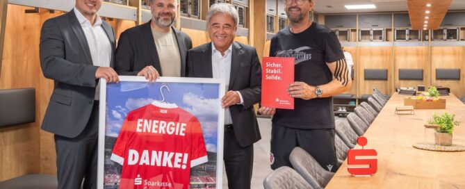 Claus Dieter Wollitz steht in der neuen Kabine von Energie Cottbus