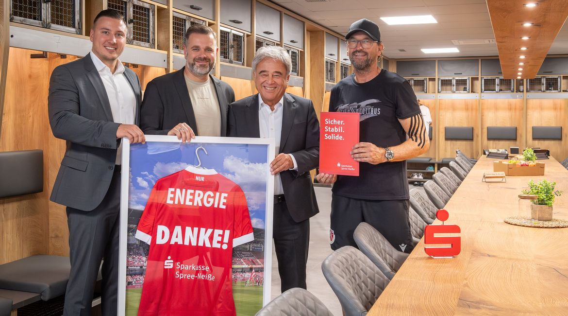 Claus Dieter Wollitz steht in der neuen Kabine von Energie Cottbus
