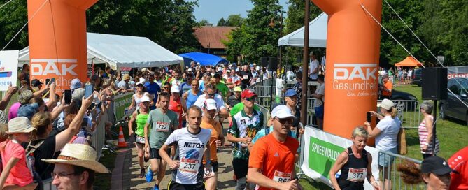 Das Foto zeigt Läuferinnen und Läufer am Start beim Schlossinsellauf in Lübben.