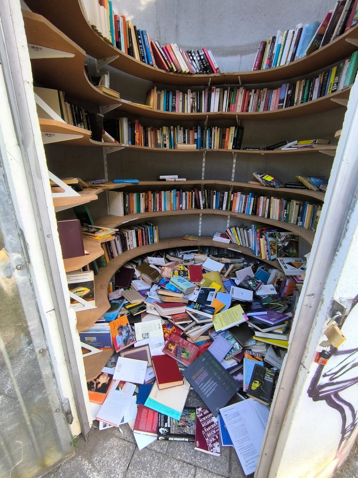 2025-07-02_DSK_Bücherbox Forst (L.)_verwüstet Bücher liegen auf dem Boden