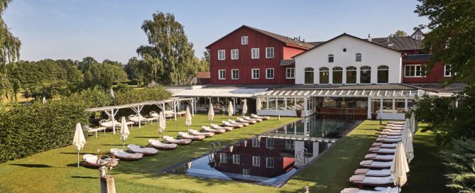 Auf dem Foto ist ein Pool und Sonnenliegen zu sehen.