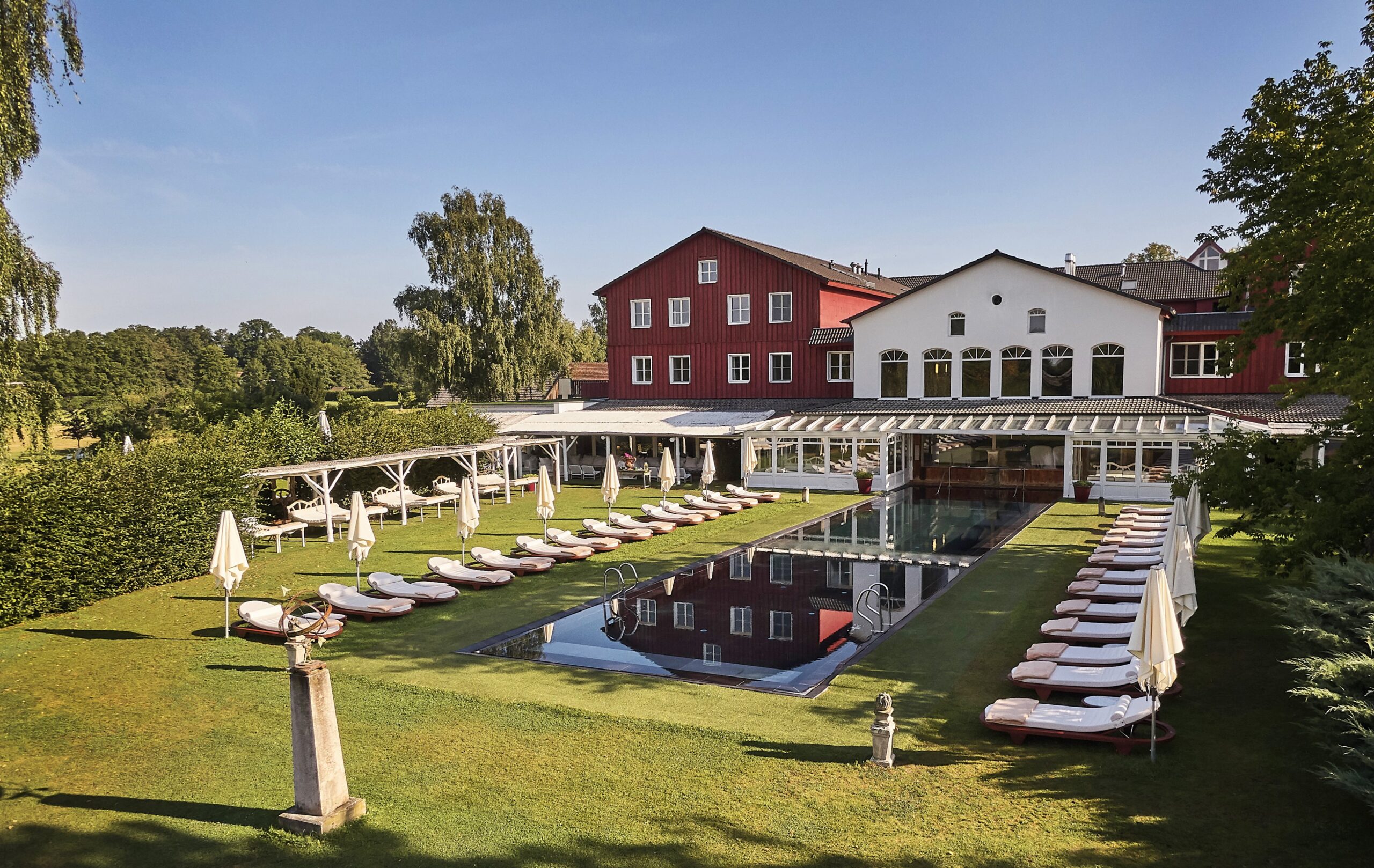 Bleiche Auf dem Foto ist ein Pool und Sonnenliegen zu sehen.