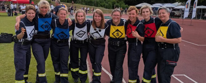 Feuerwehrfrauen holen Silber und halten die Medaillen in der Hand